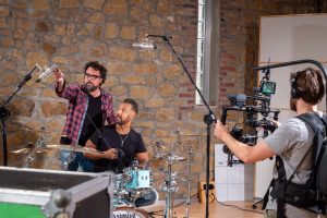Schlagzeugaufnahmen werden gefilmt für die Neumann Homestudio Academy im Watt Matters Tonstudio