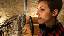 Yaelle Cinkey bei Gesangsaufnahmen im Watt Matters Studio während der Dreharbeiten zur Neumann Homestudio Academy